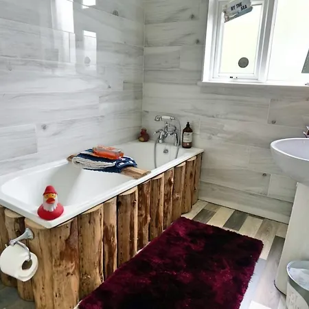 Chalet Chateau By The Sea Sleeps 6!!